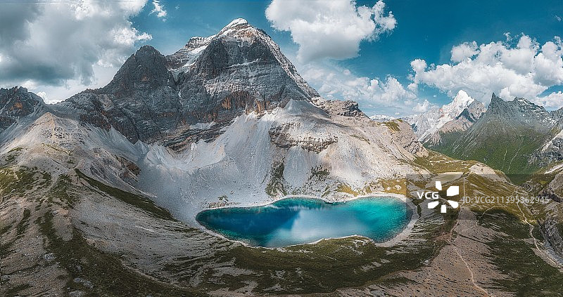 稻城亚丁五色海图片素材