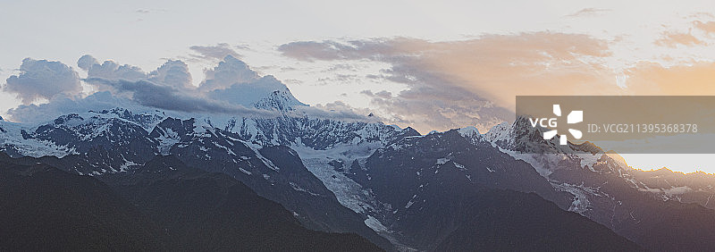 日落时的梅里雪山图片素材