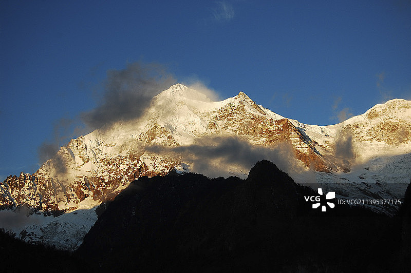 中国云南风景图 迪庆藏族自治州德钦县雨崩 雨崩风景图 日照金山 雪山 冰川 屋檐 河流 高山图片素材