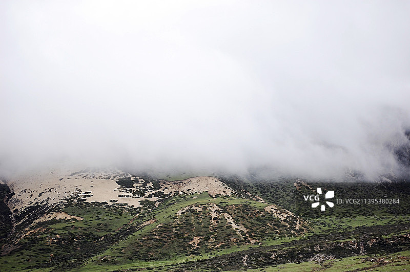 中国西藏云南旅游风景图 如美 自行车旅行 户外旅游 土路 高原草甸图片素材