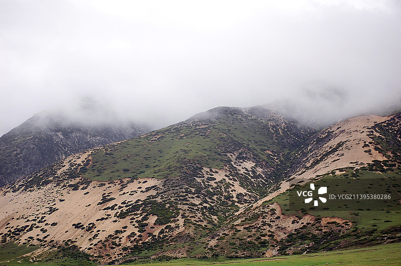 中国西藏云南旅游风景图 如美 自行车旅行 户外旅游 土路 高原草甸图片素材