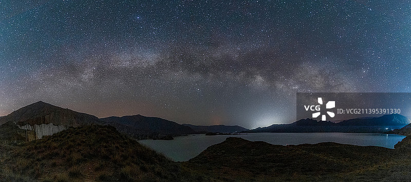黄河上空的银河拱桥图片素材
