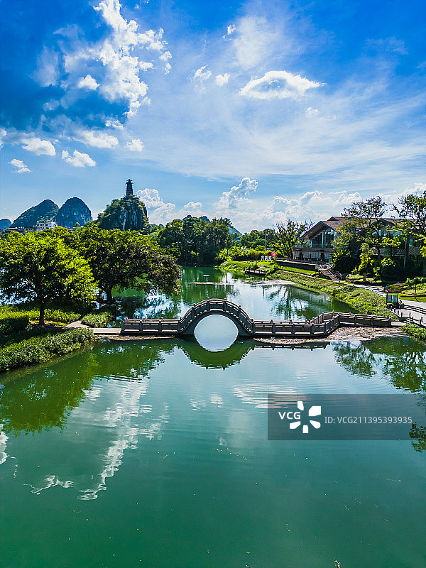 竖屏航拍桂林穿山公园塔山风光图片素材