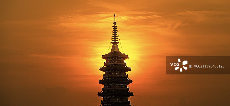 夕照万佛观云霞图片素材