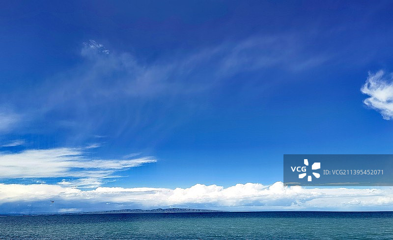 蓝天白云下的大海图片素材