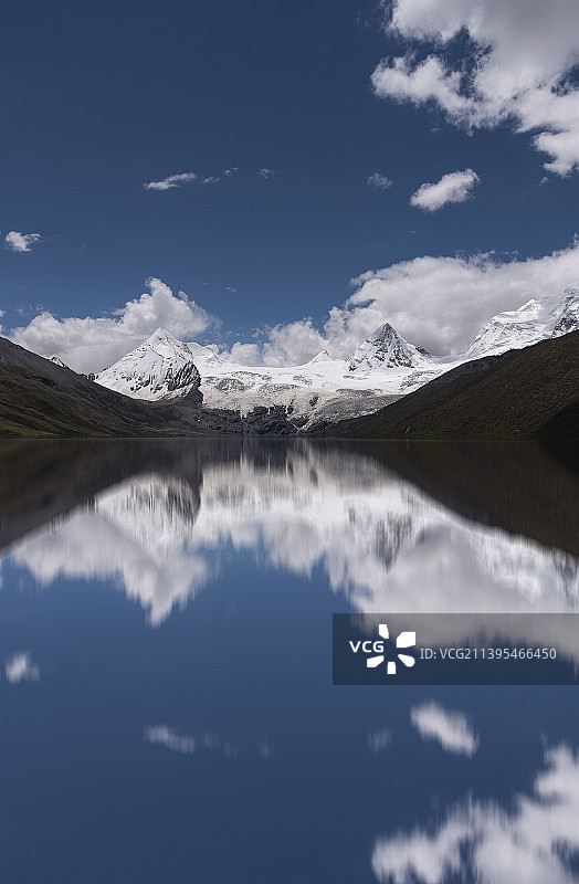 雪山倒影图片素材
