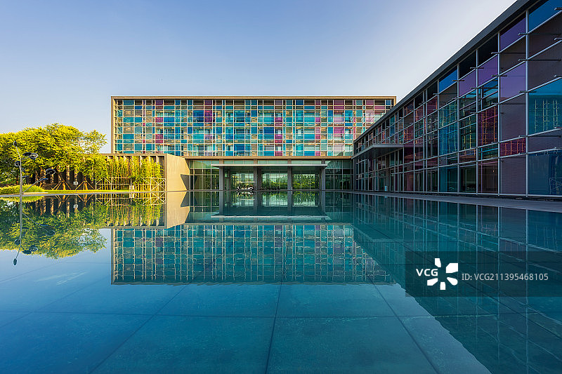 河南省许昌市鄢陵建业花满地温泉酒店夏季户外风光图片素材