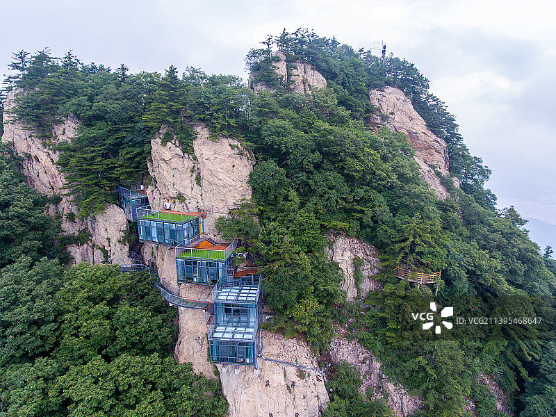 航拍河南洛阳栾川老君山山间崖壁悬崖民宿图片素材