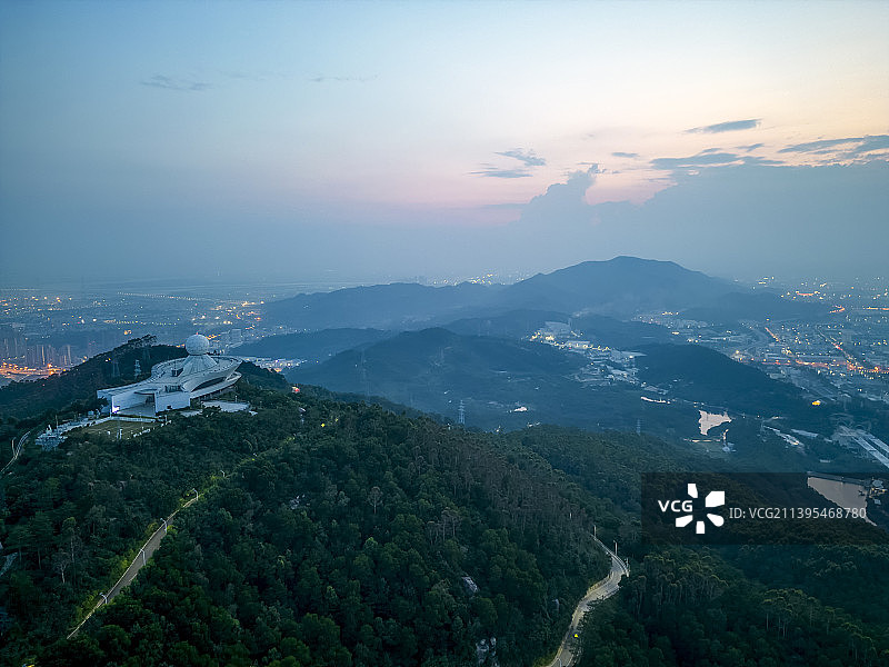 厦门海沧天语舟气象台黄昏时的山顶风光图片素材