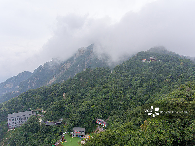 航拍云雾缭绕的河南洛阳栾川老君山中天门广场中天门牌坊图片素材