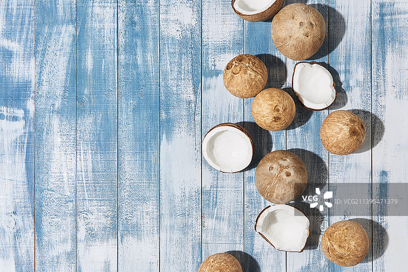 蓝色木地板上的椰子图片素材