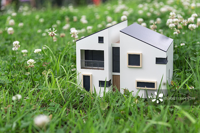 草地上的建筑模型图片素材