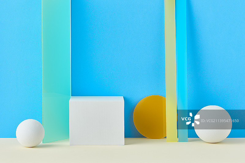 蓝色背景上的矩形和圆形物体的影棚拍摄图片素材