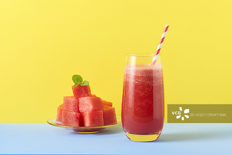 西瓜汁和西瓜块的摄影棚照片图片素材