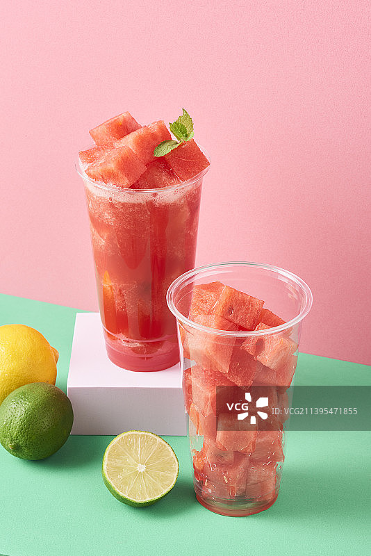 西瓜汁和西瓜块的摄影棚照片图片素材