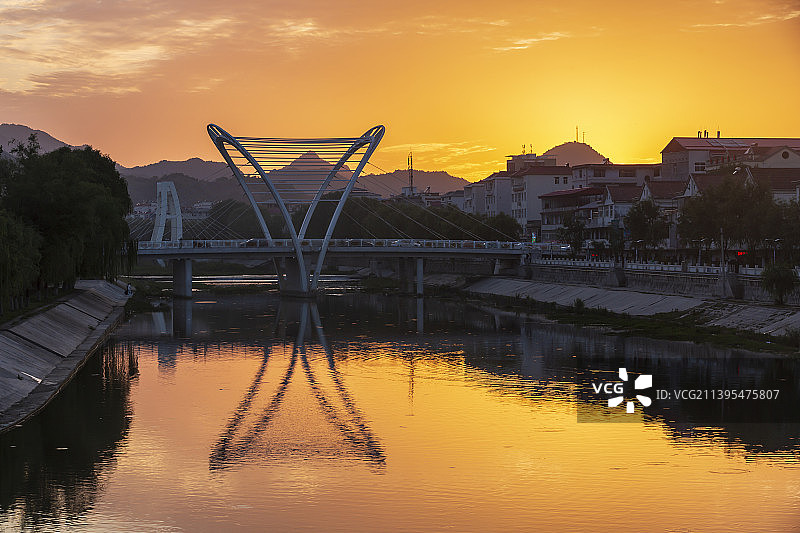 红彤彤的晚霞——河南  洛阳市  栾川县城图片素材