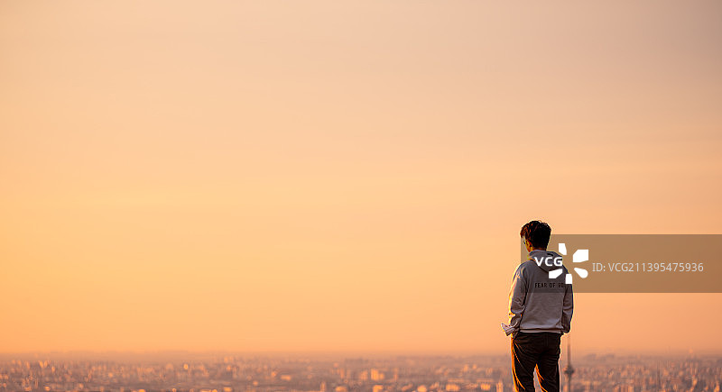 远眺的年轻人图片素材