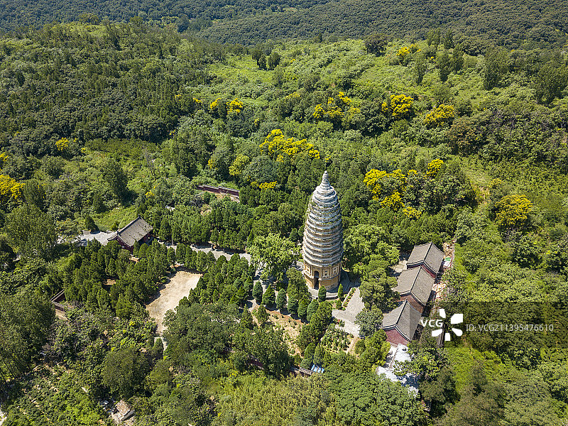 世界文化遗产中国现存最早砖塔河南省登封市嵩山嵩岳寺塔夏天户外风光航拍图片素材