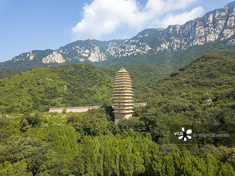 河南省郑州市登封嵩山大法王寺夏天户外风光航拍图片素材
