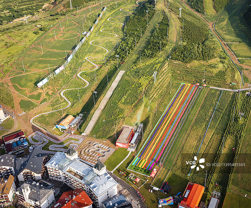 航拍夏天河北崇礼雪场及居住区图片素材