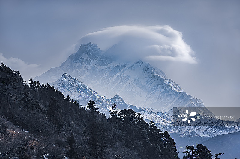 远处的加拉白垒峰图片素材