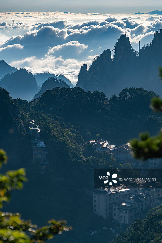 晨间中国安徽省黄山市黄山风景名胜区北海景区云海与山峰图片素材