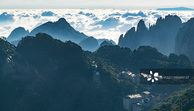 晨间中国安徽省黄山市黄山风景名胜区北海景区云海与山峰图片素材