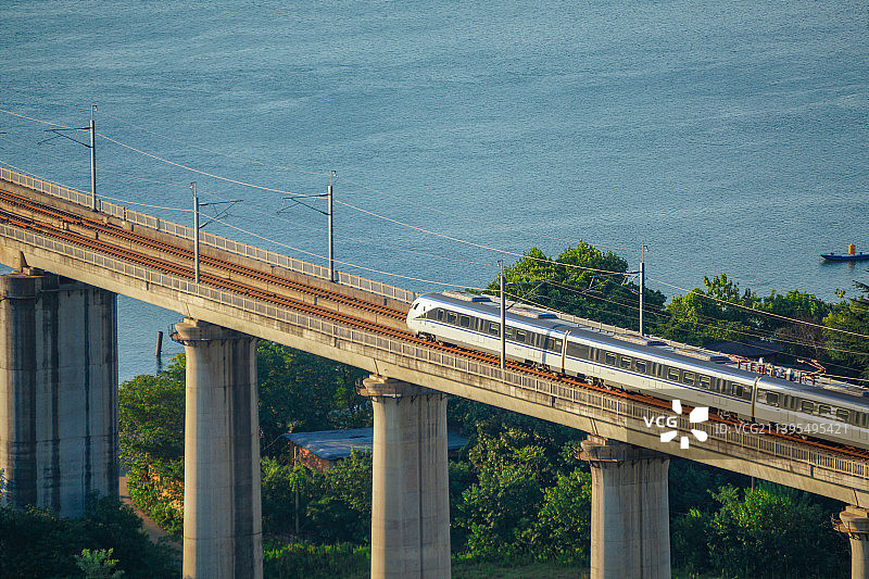 CJ6动车组驶过湘江大桥图片素材