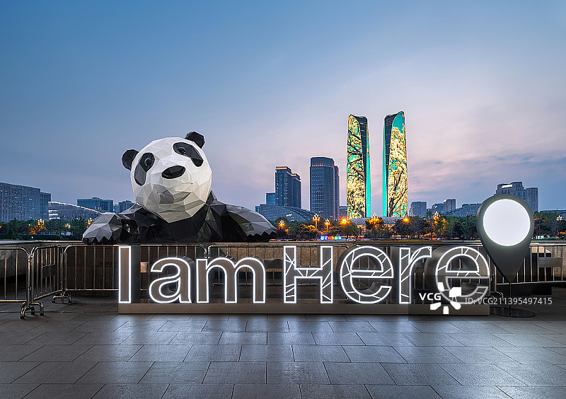 成都金融城双塔和大熊猫雕塑夜景城市风光图片素材