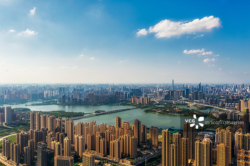 湖北省武汉市汉阳区墨水湖公园与城市天际线夏季户外航拍图片素材