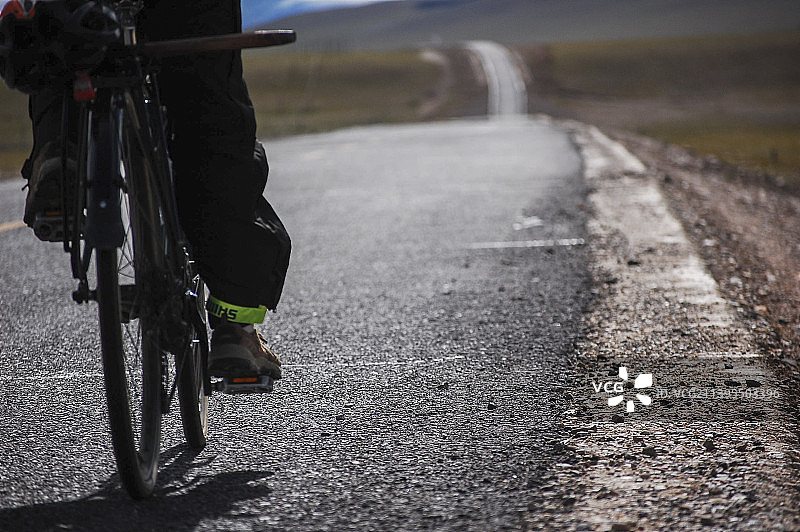 中国西藏新疆旅游风景图 新藏线旅行 219国道骑行 无人的柏油马路 转弯 直线 高山 低角度拍摄图片素材