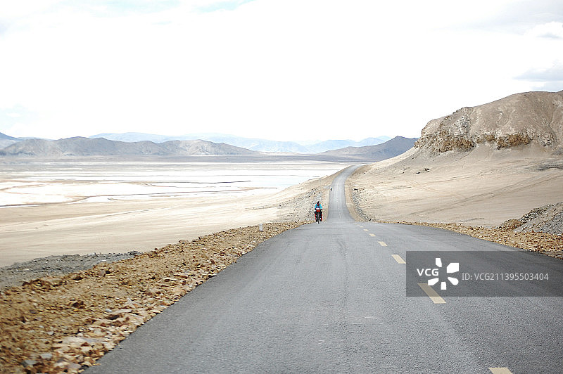 中国西藏新疆旅游风景图 新藏线旅行 219国道骑行 无人的柏油马路 转弯 直线 高山 低角度拍摄图片素材