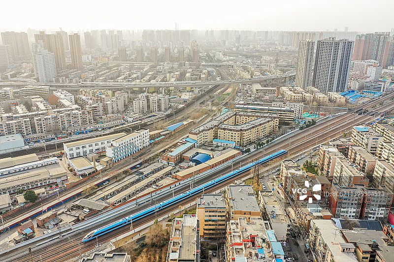 航拍CR300BF型复兴号高铁动车组列车驶出河南郑州火车站图片素材