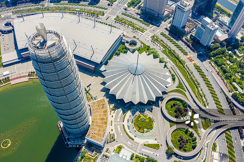 航拍河南郑州郑东新区CBD如意湖畔大玉米千玺广场图片素材