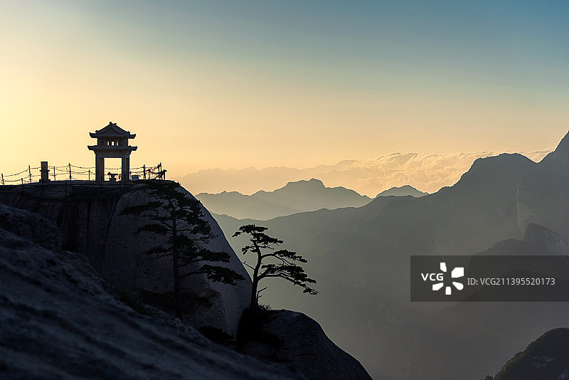 陕西渭南华山景区东峰日出云海图片素材