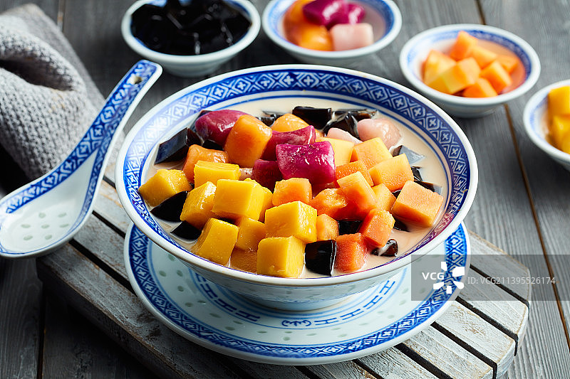 芋圆芒果木瓜烧仙草图片素材