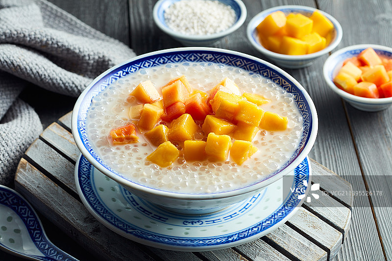 芒果木瓜椰汁西米露图片素材