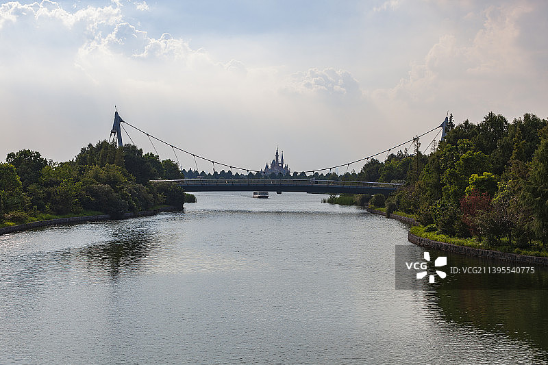 卷云下的迪斯尼城堡图片素材