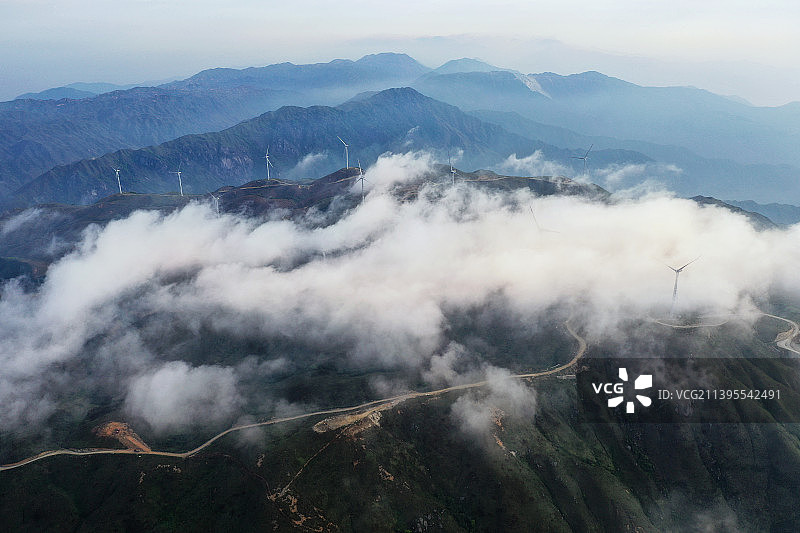 航拍广西桂林全州天湖风电场日出云海绝美自然风光图片素材