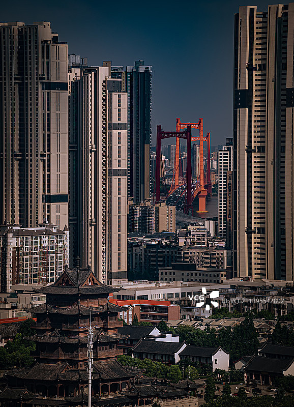 武汉市归元禅寺与鹦鹉洲长江大桥古今同框图片素材