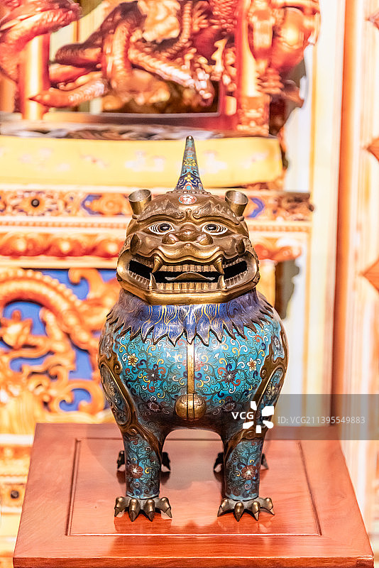 清代乾隆款掐丝珐琅甪端香薰图片素材