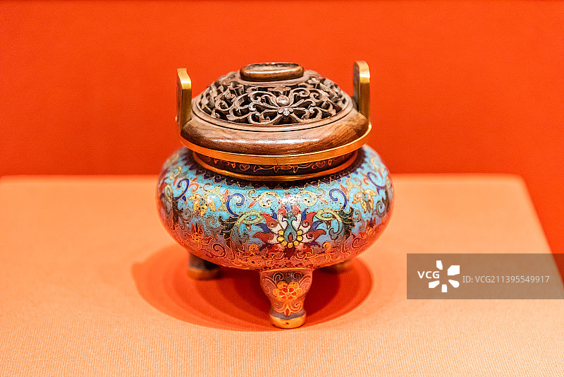 清代掐丝珐琅勾莲纹双耳三足炉图片素材