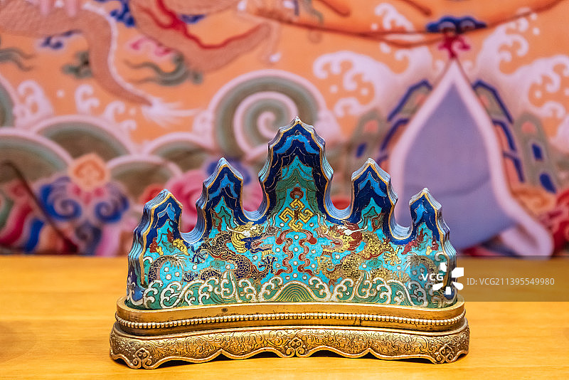 清代乾隆款掐丝珐琅海水双龙纹笔架图片素材