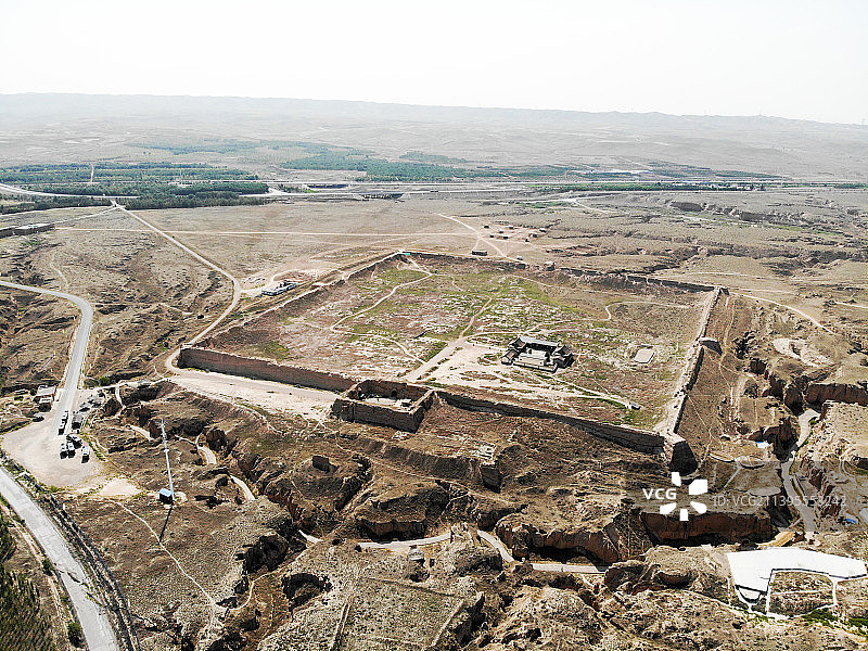 航拍宁夏银川水洞沟旅游区红山堡瓮城 雅丹地貌 古代立体军事防御体系建筑群图片素材