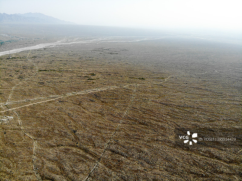 航拍宁夏银川平原 贺兰山东麓山脚下 一望无际的荒漠图片素材