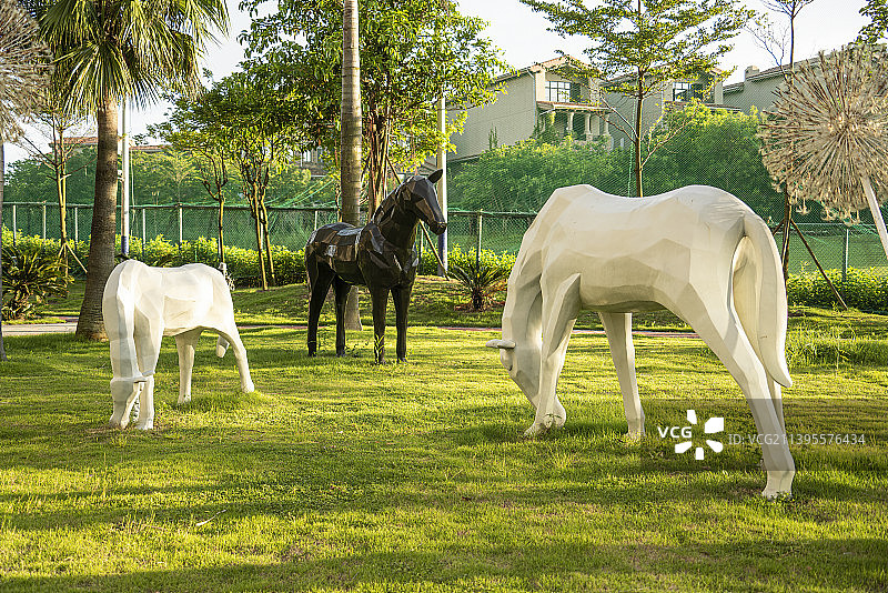 小区公园里的雕塑马图片素材