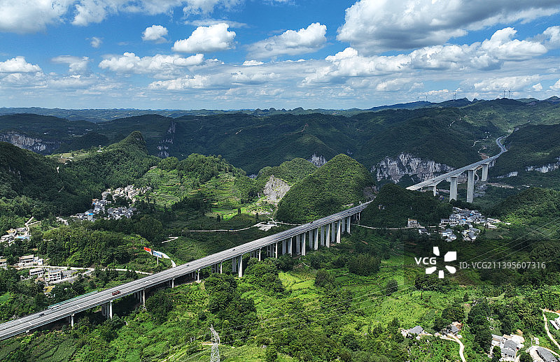 厦蓉高速在贵州横跨群山沟壑江河，贵阳与织金交界处风景美不胜收图片素材