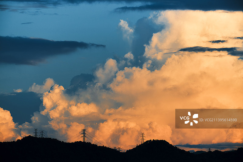 日落时壮观积云天空的低角度视图图片素材