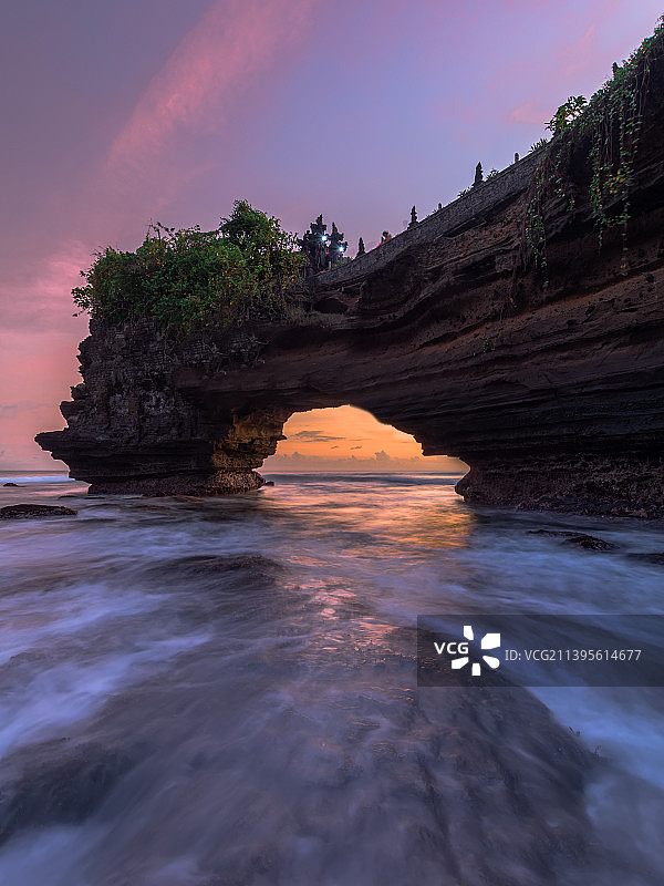印度尼西亚，日落时海天相衬的风景图片素材