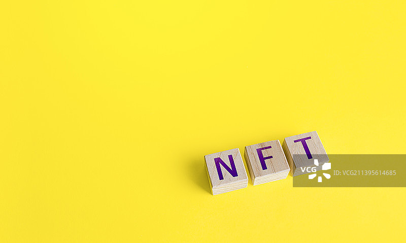 黄色背景上的文本特写图片素材